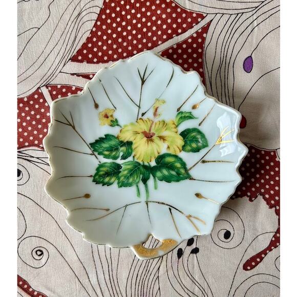 Vintage floral leaf plates 5" hand painted gold leaf set of 3 - Picture 2 of 10